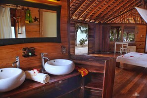 Bathroom sink - Anjiamarango Beach Resort (Nosy Be)