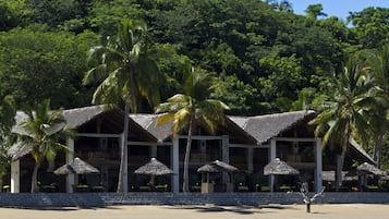 En la playa, toallas de playa, snorkel y windsurf