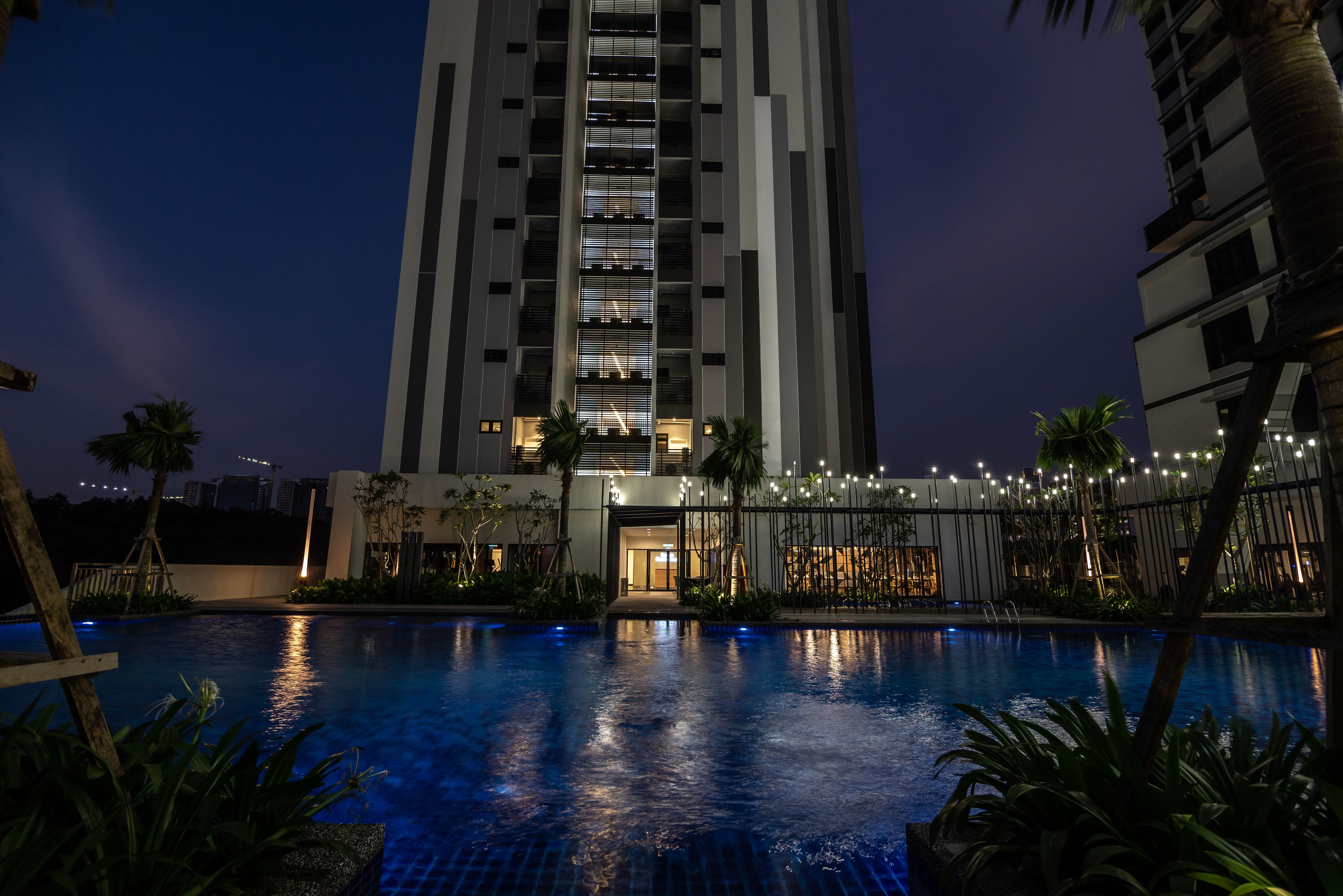 2 outdoor pools, pool loungers