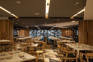 每日供应自助式早餐(每人 MYR 45)