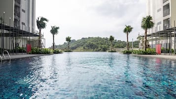 2 kolam renang terbuka, kerusi lepak pantai 