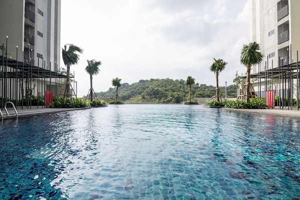 2 outdoor pools, pool loungers