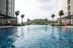 2 outdoor pools, pool loungers