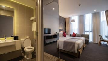 Deluxe Room - East | Una cassaforte in camera, con stile personalizzato