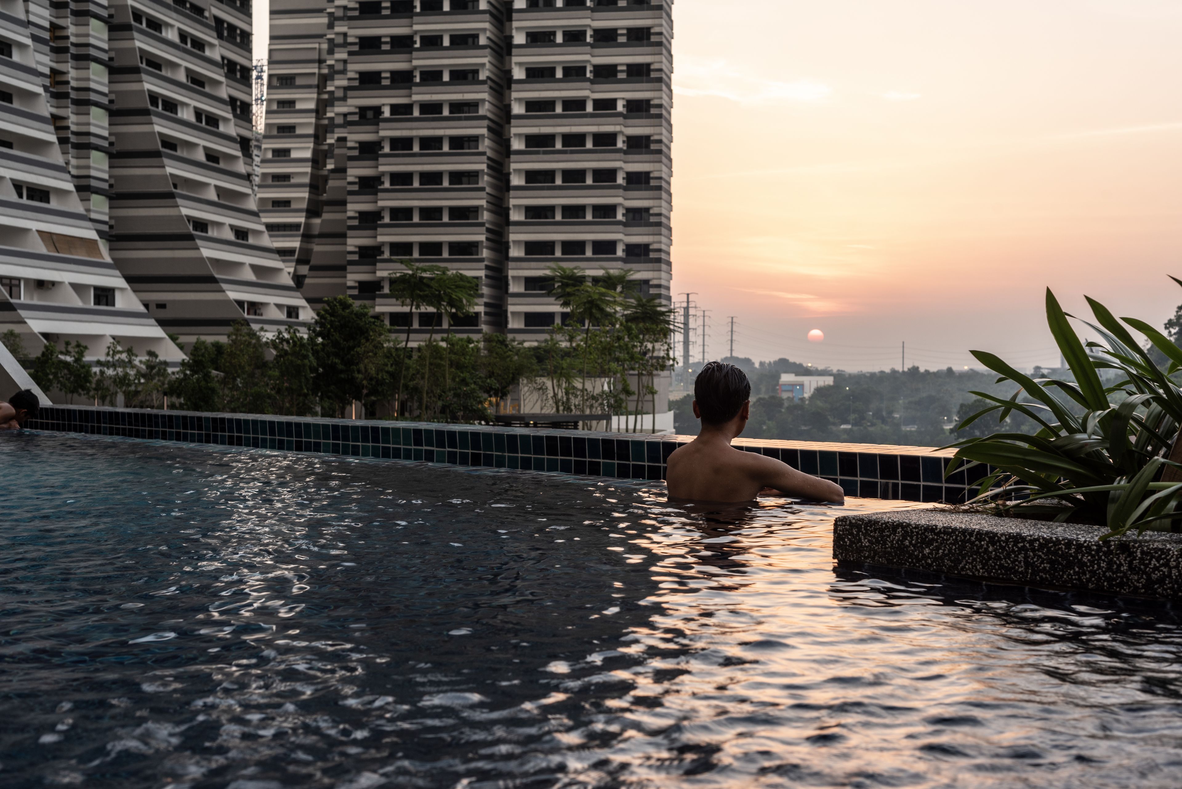 2 outdoor pools, pool loungers