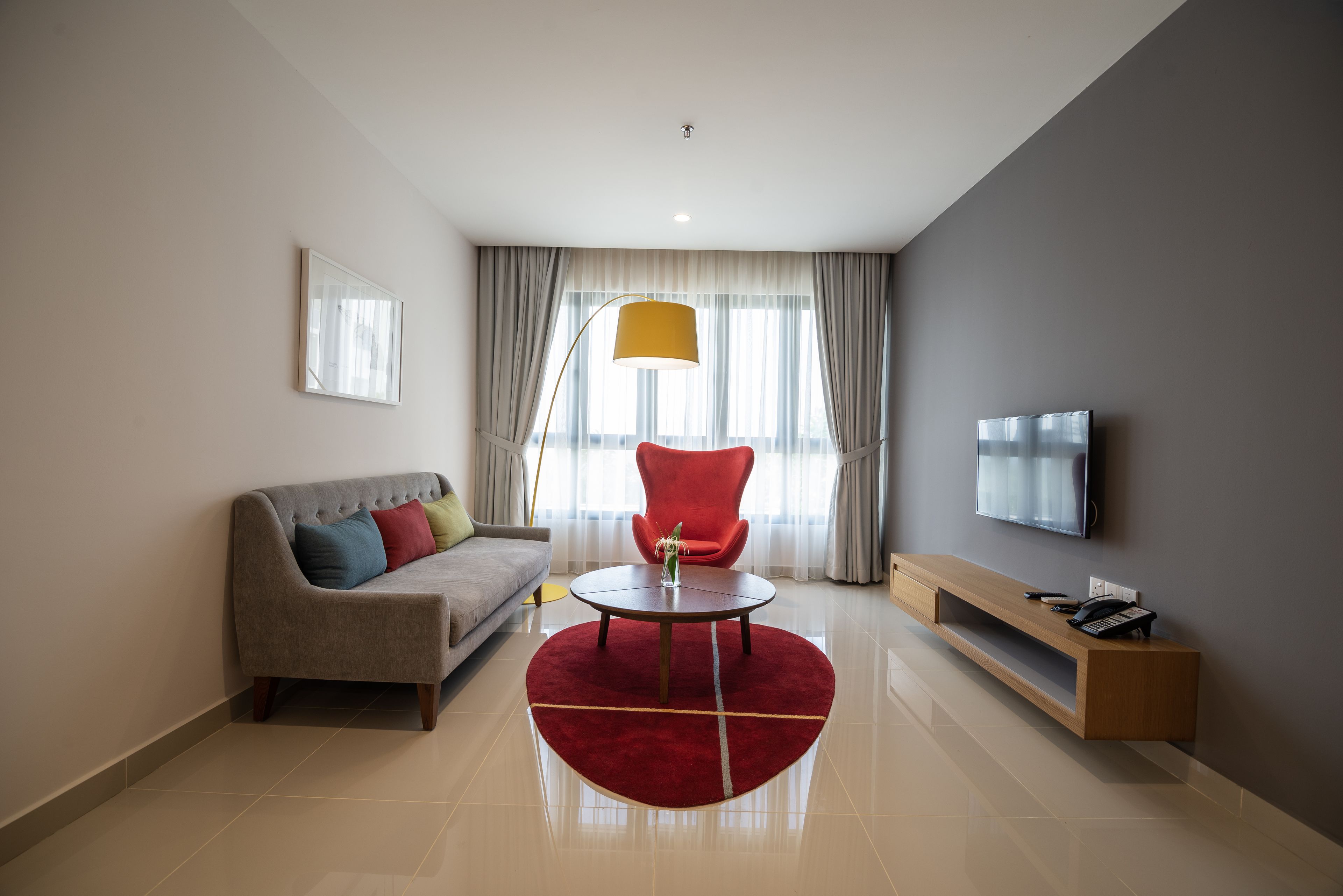 premium suite west wing | living room | flat-screen tv