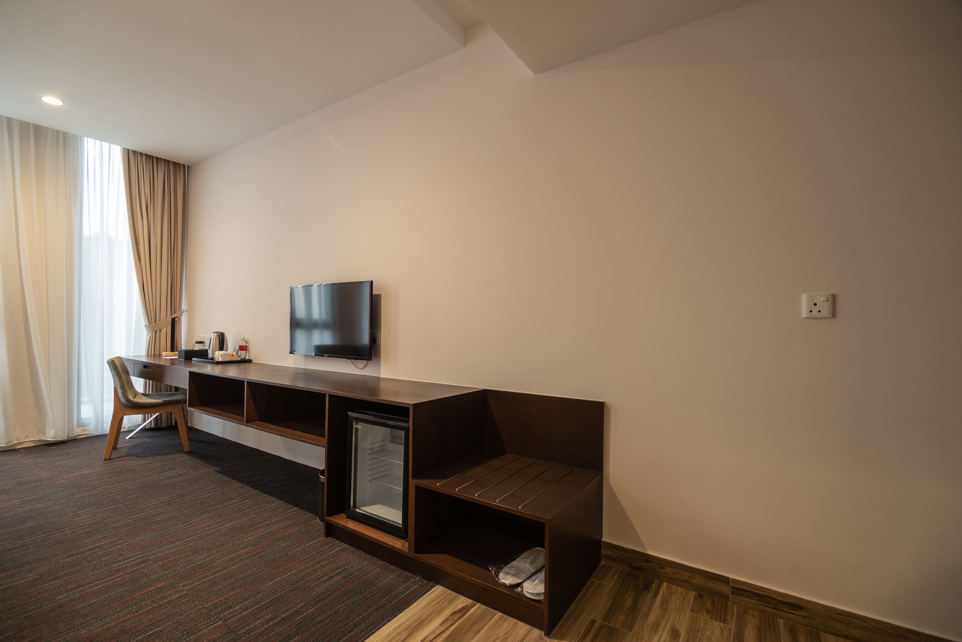 deluxe east wing | living area | flat-screen tv