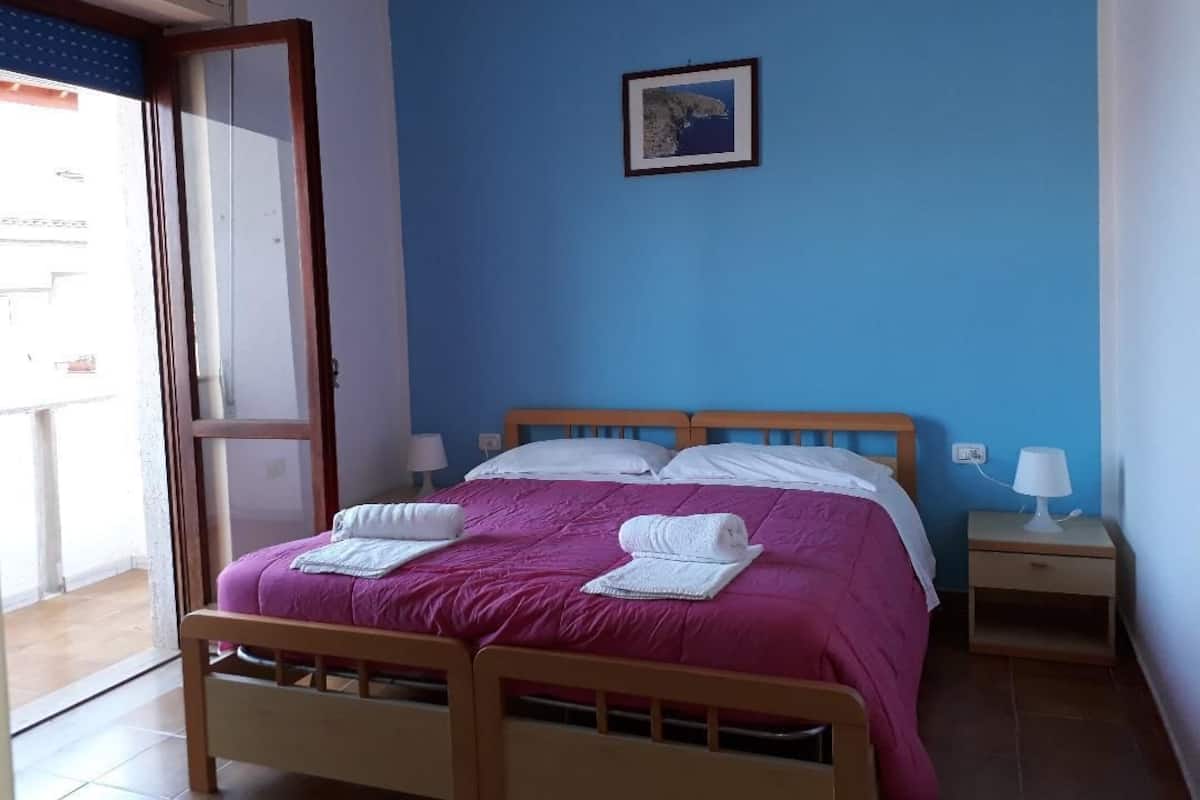 Kamer, 1 twee- of 2 eenpersoonsbedden, balkon, uitzicht op zee | Een bureau, gratis wifi, beddengoed