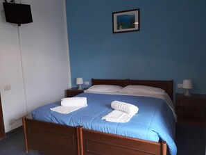 Desk, free WiFi, bed sheets - Pensione Nettuno (Centola)