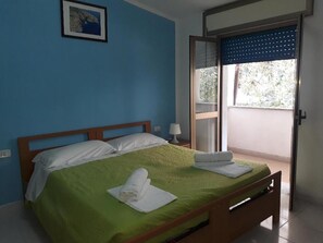 Desk, free WiFi, bed sheets - Pensione Nettuno (Centola)
