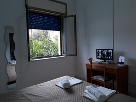 Escritorio, wifi gratis y ropa de cama