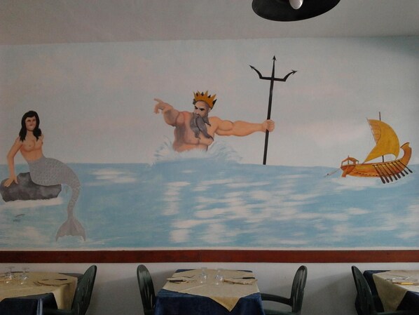 Petit déjeuner et déjeuner servis sur place, spécialités Cuisine locale