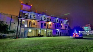 A multi-story building with balconies and a central courtyard. - Hotel Mangalam Palace - Lucknow Airport (Lucknow)