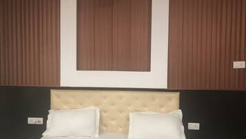 Deluxe dubbelrum - 1 kingsize-säng | Skrivbord, extrasängar och gratis wi-fi