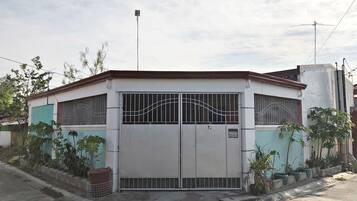 Vista frontal de la propiedad