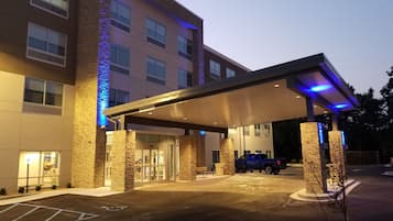 Voorkant accommodatie - avond/nacht