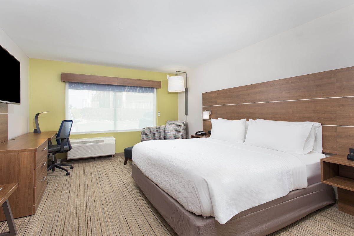 1 bedroom, premium bedding, pillow-top beds, in-room safe