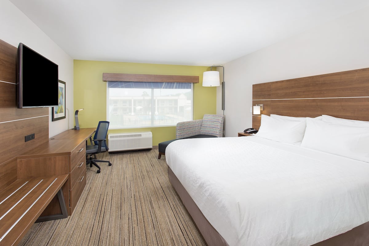 1 bedroom, premium bedding, pillow-top beds, in-room safe