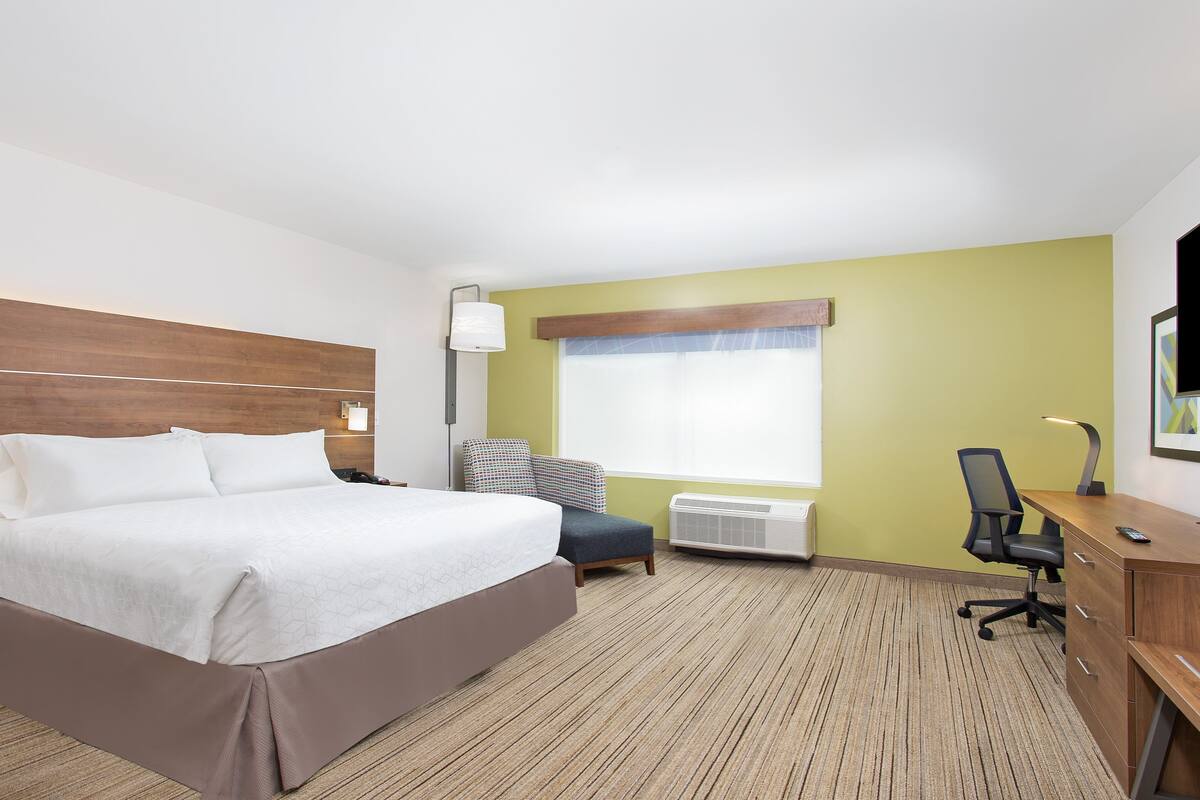 1 bedroom, premium bedding, pillow-top beds, in-room safe