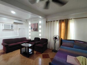 Habitación familiar | Escritorio y ropa de cama