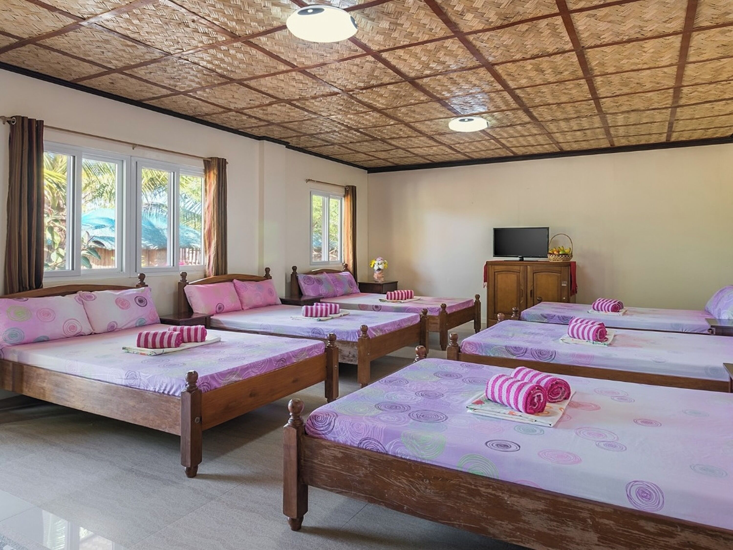 Tia Marea (Standard Barkada Room) | Desk, bed sheets