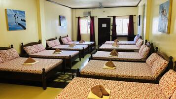 Rum (El Grande) | Skrivbord, strykjärn/strykbräda och sängkläder