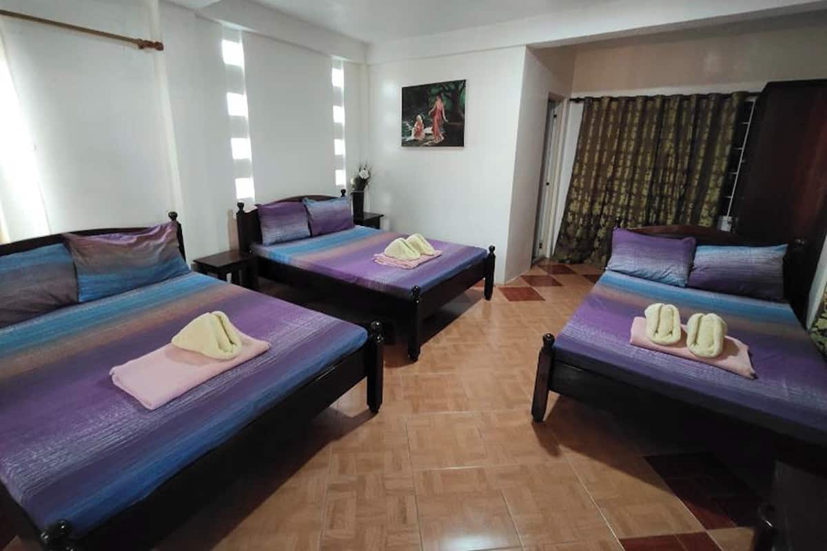 La Punta (Standard Family Room) | Desk, bed sheets