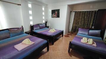 Familiekamer | Een bureau, beddengoed