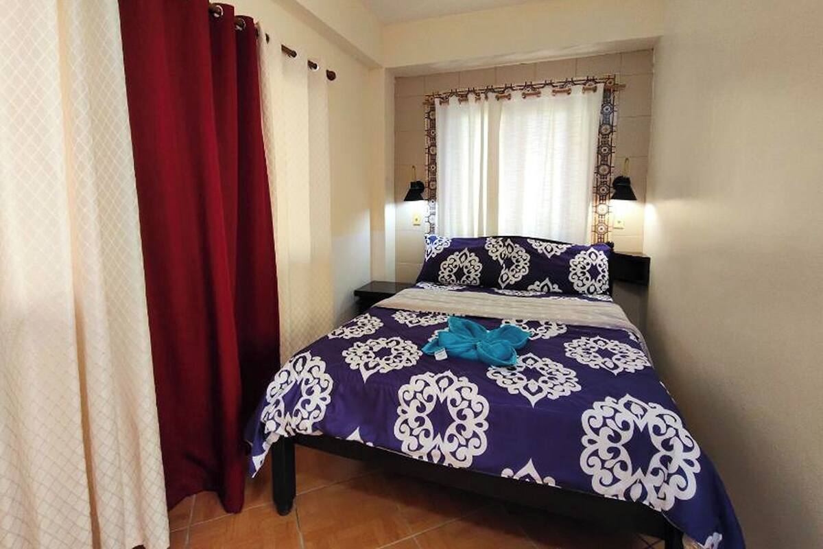 Riviera (Standard Couple Room) | Desk, bed sheets