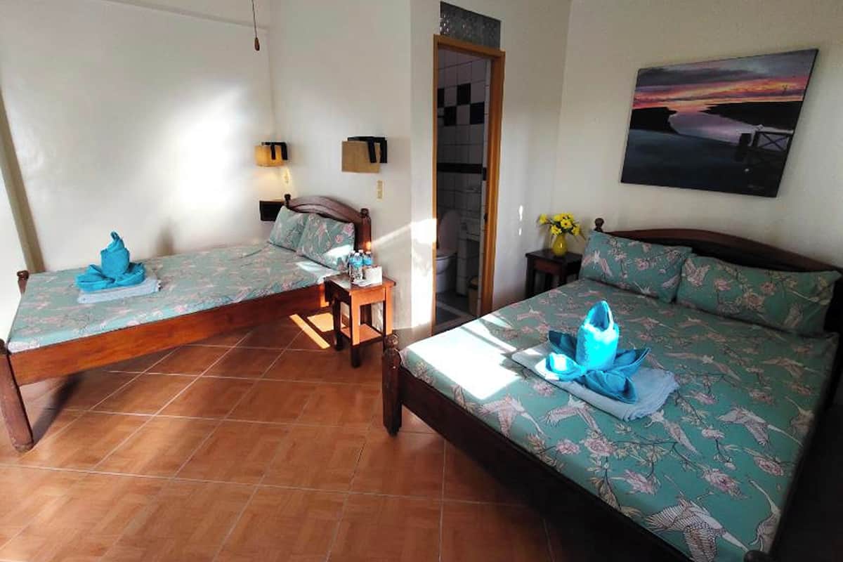 La Breeza (Quadruple Room) | Desk, bed sheets