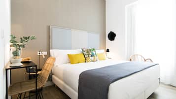 Een kluis op de kamer, een bureau, geluiddichte muren, gratis wifi