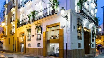 Majoituspaikan julkisivu illalla/yöllä