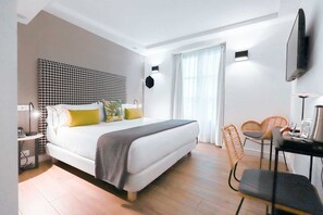 高级双人房, 阳台 | 客房内保险箱、办公桌、隔音、免费 WiFi