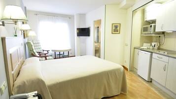 Estudio Doble | Luxe beddengoed, donzen dekbedden, een kluis op de kamer, een bureau