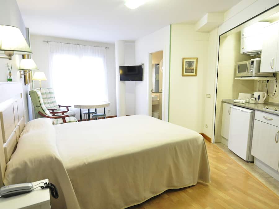 Estudio Doble | Bộ đồ giường cao cấp, chăn bông, két bảo mật tại phòng, bàn