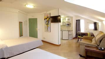 Estudio Familiar | Premium bedding, down duvets, in-room safe, desk