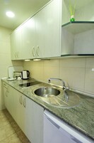 Estudio Familiar | Cocina privada | Frigorífico grande, microondas, placa de cocina y cafetera o tetera