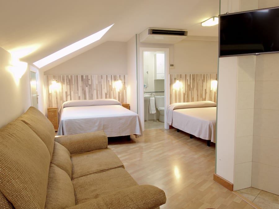 Estudio Familiar | Premium bedding, down comforters, in-room safe, desk