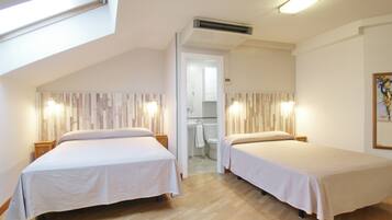 Estudio Familiar | Luxe beddengoed, donzen dekbedden, een kluis op de kamer, een bureau