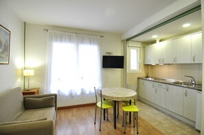 Estudio Doble Plus | Premium bedding, down duvets, in-room safe, desk - Hotel Apartamentos Aralso (Segovia)