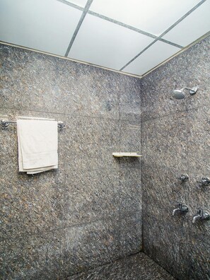 Shower, free toiletries, towels - Hotel Boopathi (Madurai)