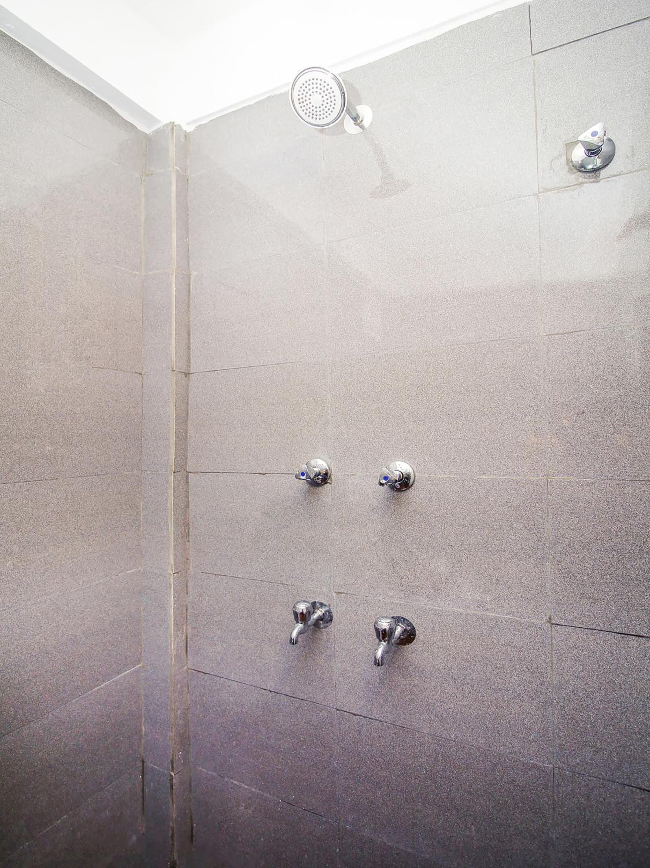 shower, free toiletries, towels