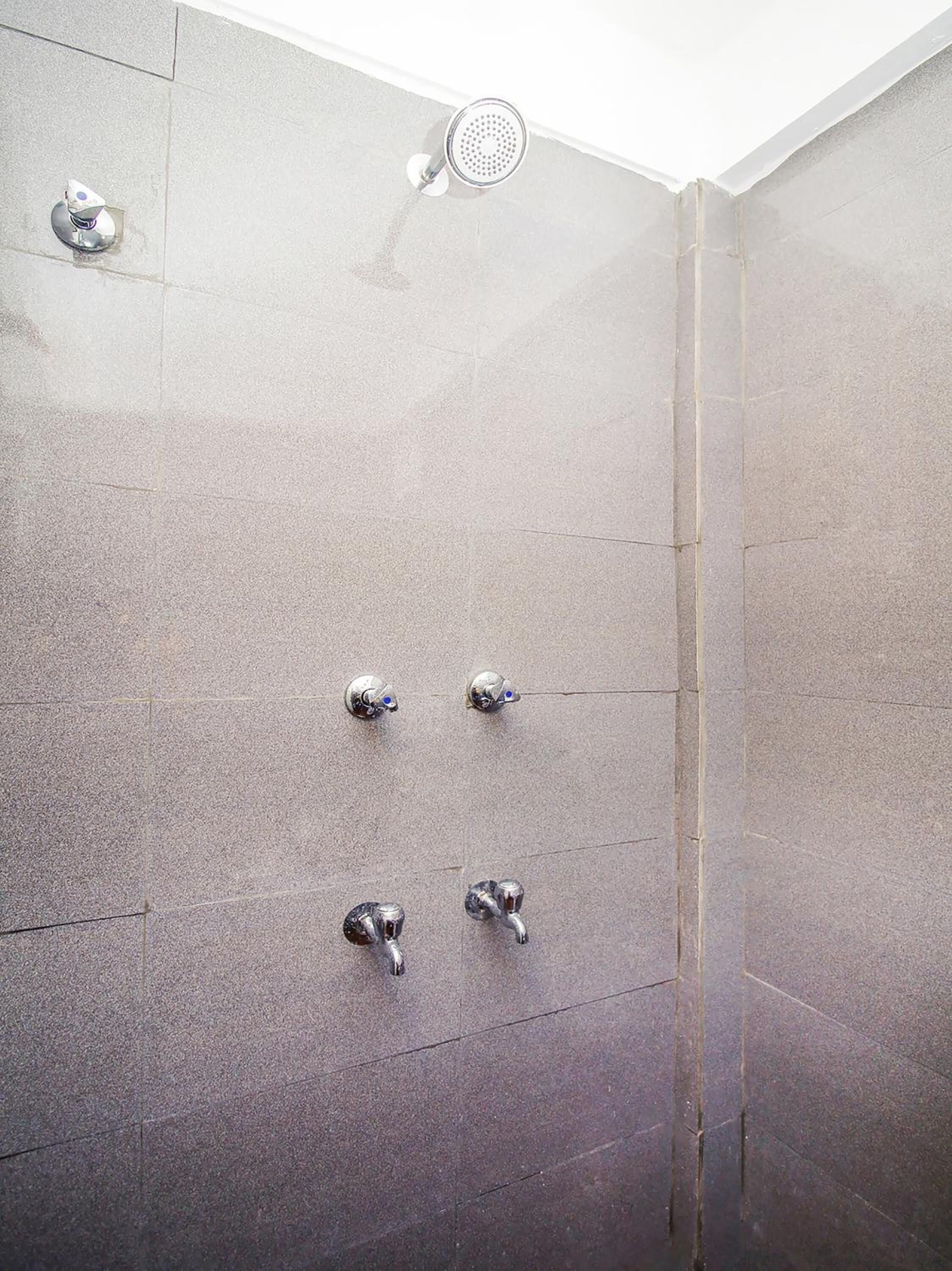 shower, free toiletries, towels