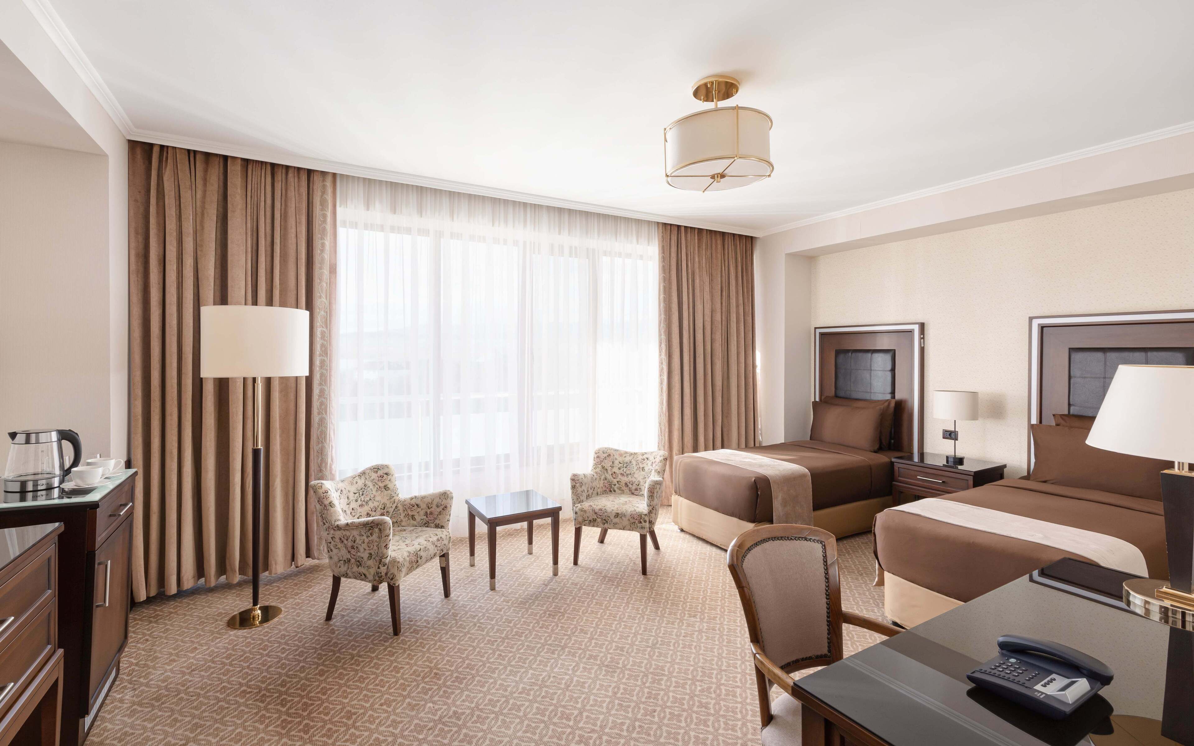 Habitació amb dos llits individuals Deluxe | Minibar, caixa forta a l'habitació i escriptori 