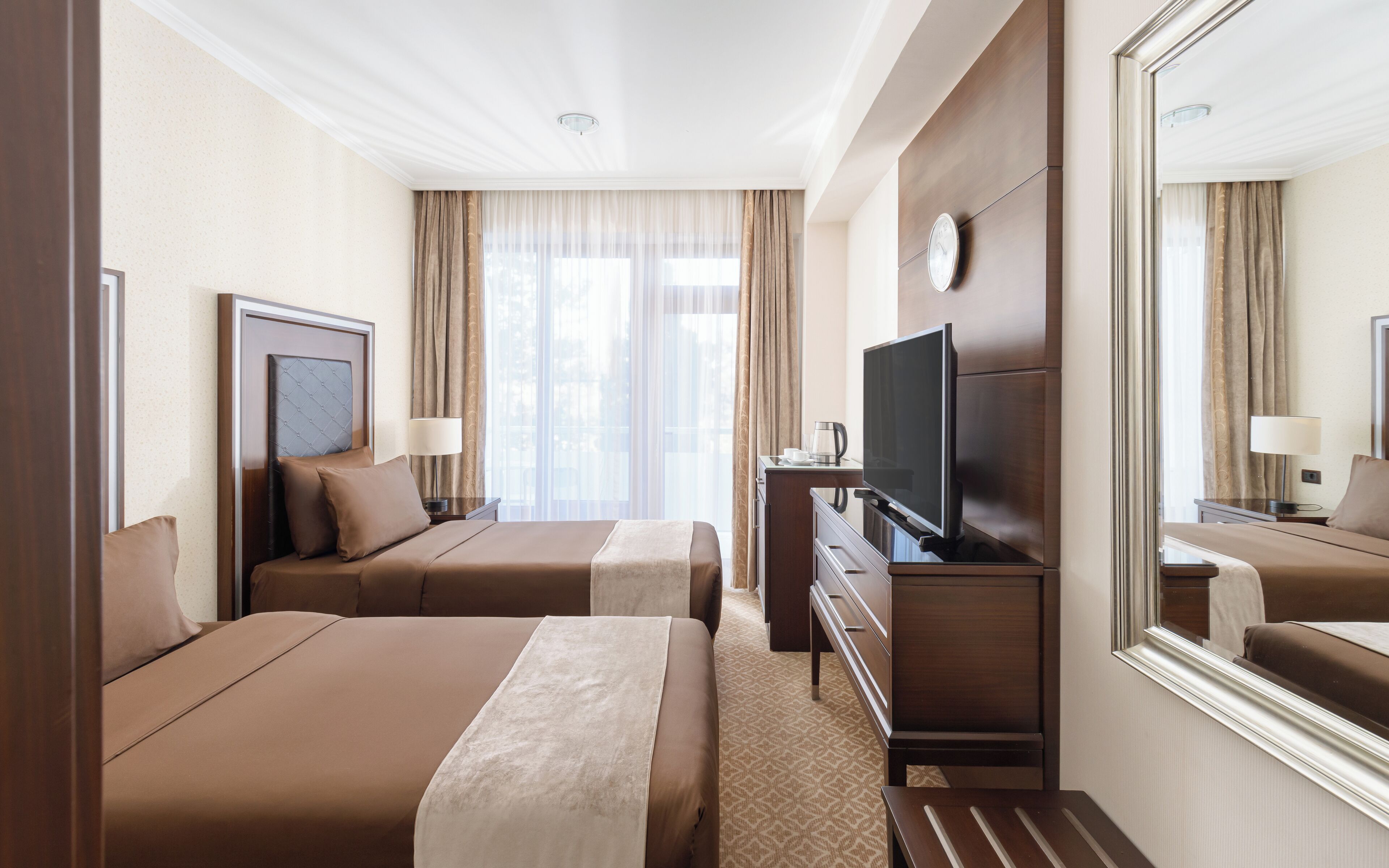 Habitació amb dos llits individuals estàndard | Minibar, caixa forta a l'habitació i escriptori 