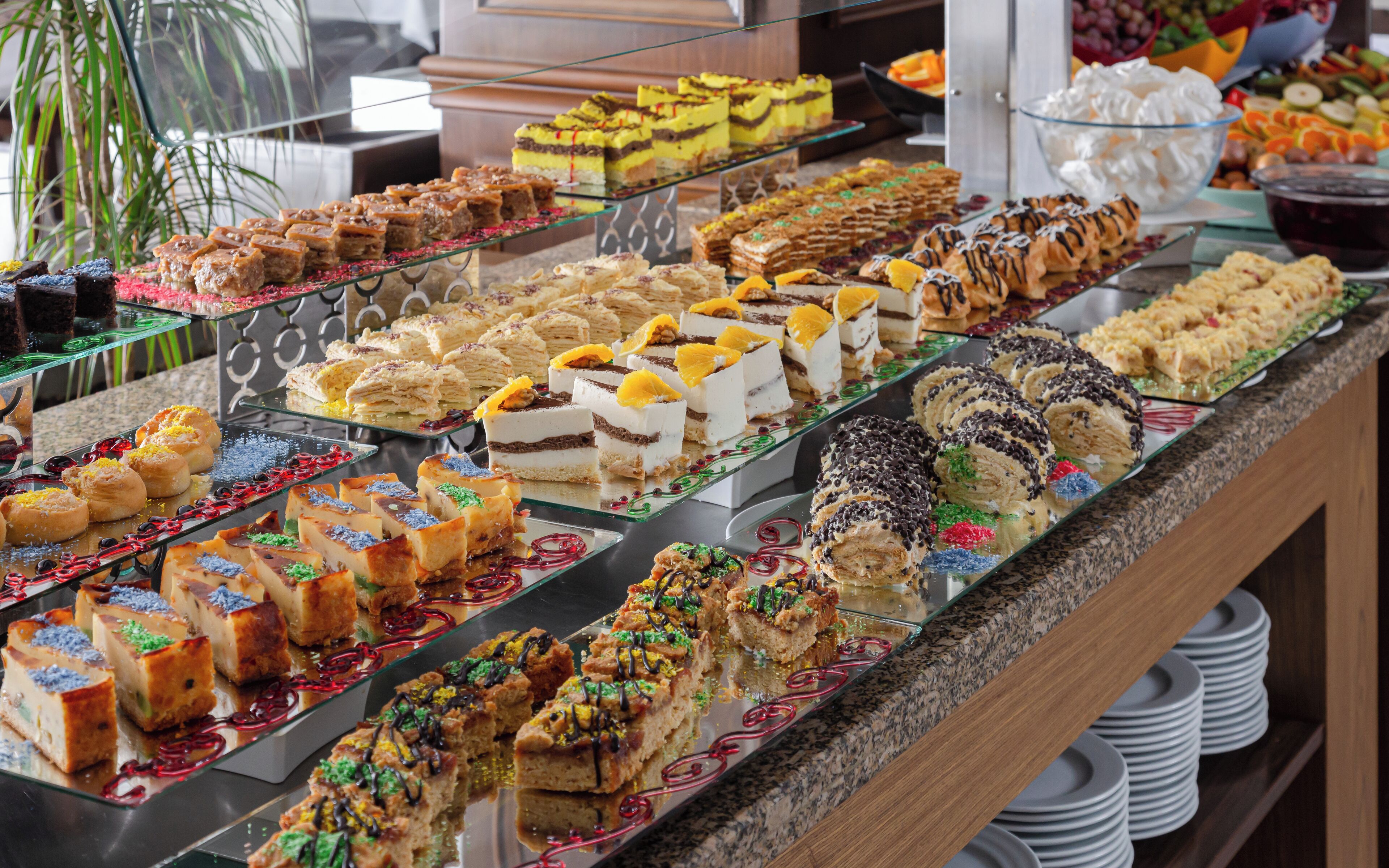 Un buffet proposant une variété de desserts et de pâtisseries.