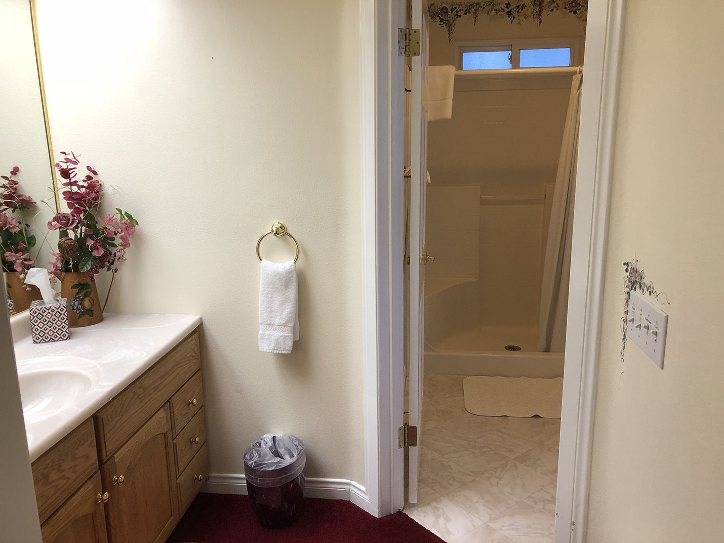 Un baño con lavabo, tocador y zona de ducha.