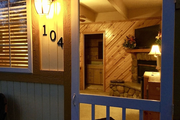 Classic Room, 1 King Bed, Non Smoking (104) | Free WiFi, bed sheets