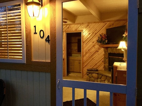 Classic Room, 1 King Bed, Non Smoking (104). Giant Oaks Lodge