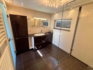 Rumah Eksklusif, kamar mandi pribadi | Kamar mandi